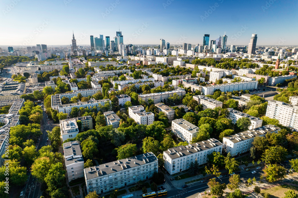 Piękny panoramiczny widok z drona na centrum nowoczesnej Warszawy z Dzielnica Warszawy Z Falenicą Krzyżówka