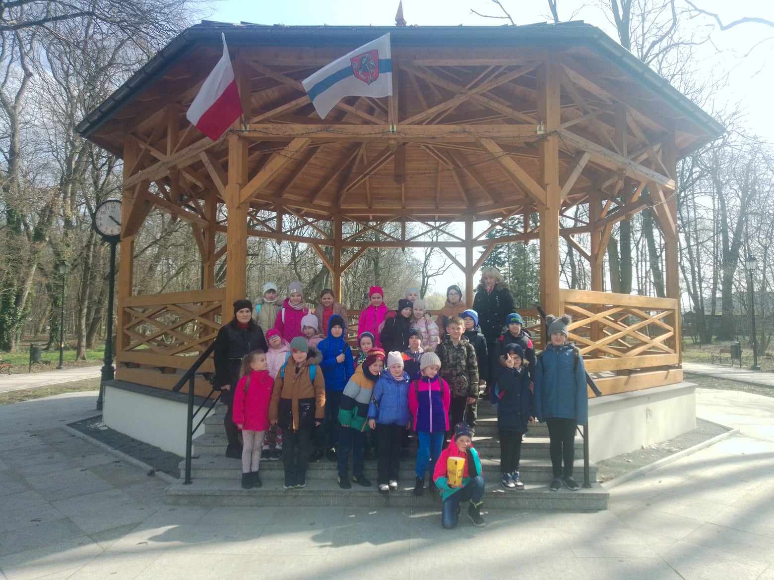 PIERWSZY DZIEŃ WIOSNY W NASZEJ SZKOLE/ DZIEŃ KOLOROWEJ SKARPETKI Szkoła Podstawowa Nr 2 W Krynicy