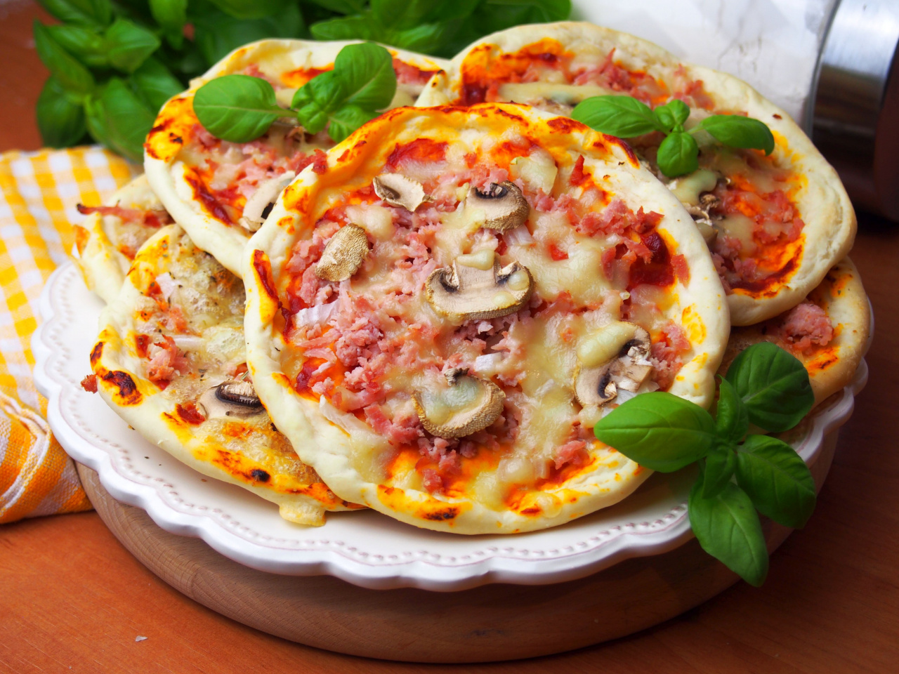 Pizzerinki Z Ciasta Francuskiego Przepis - Margaret Wiegel Mini Pizzerinki Z Ciasta Francuskiego