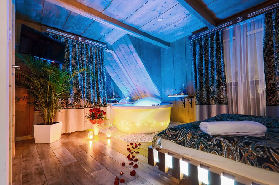 Pokoje i apartamenty z prywatnym jacuzzi w pokoju lub na tarasie 💦 Apartamenty Z Jacuzzi W Pokoju