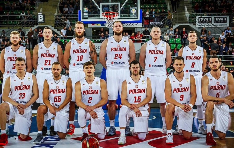 Ilu Zawodników Gra W Jednej Drużynie Podczas Meczu Koszykówki