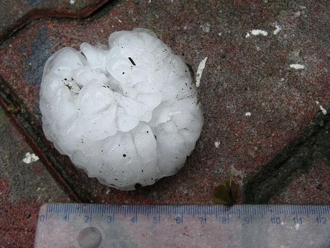 Powstawanie oraz rodzaje opadów i osadów atmosferycznych Osad Utworzony Z Kropelek Wody Zamarzających W Kryształki Lodu