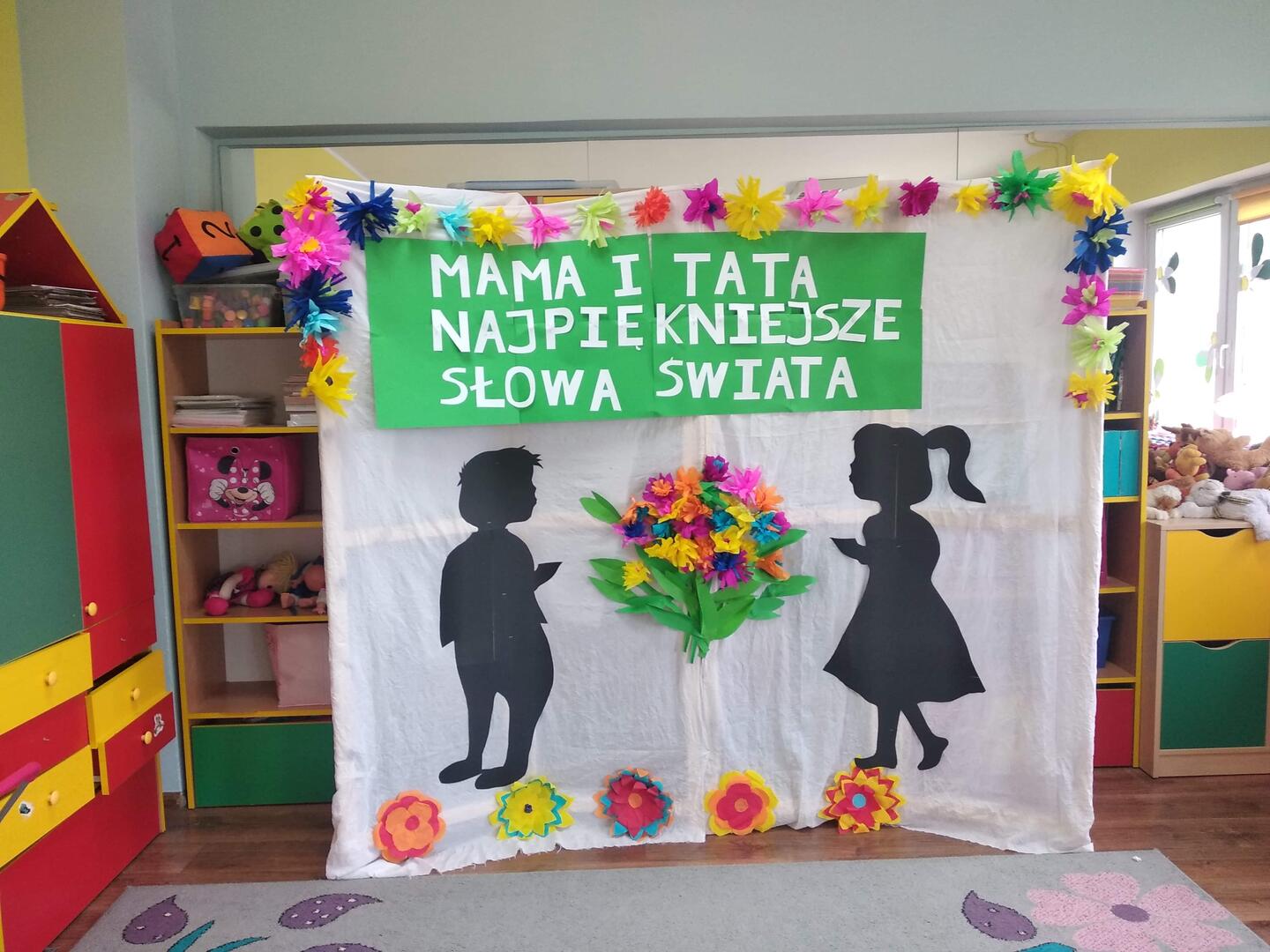 PRZEDSTAWIENIE NA DZIEŃ MAMY I TATY - Oruńska Akademia Przedszkolaka Dekoracje Na Dzień Mamy Przedszkole