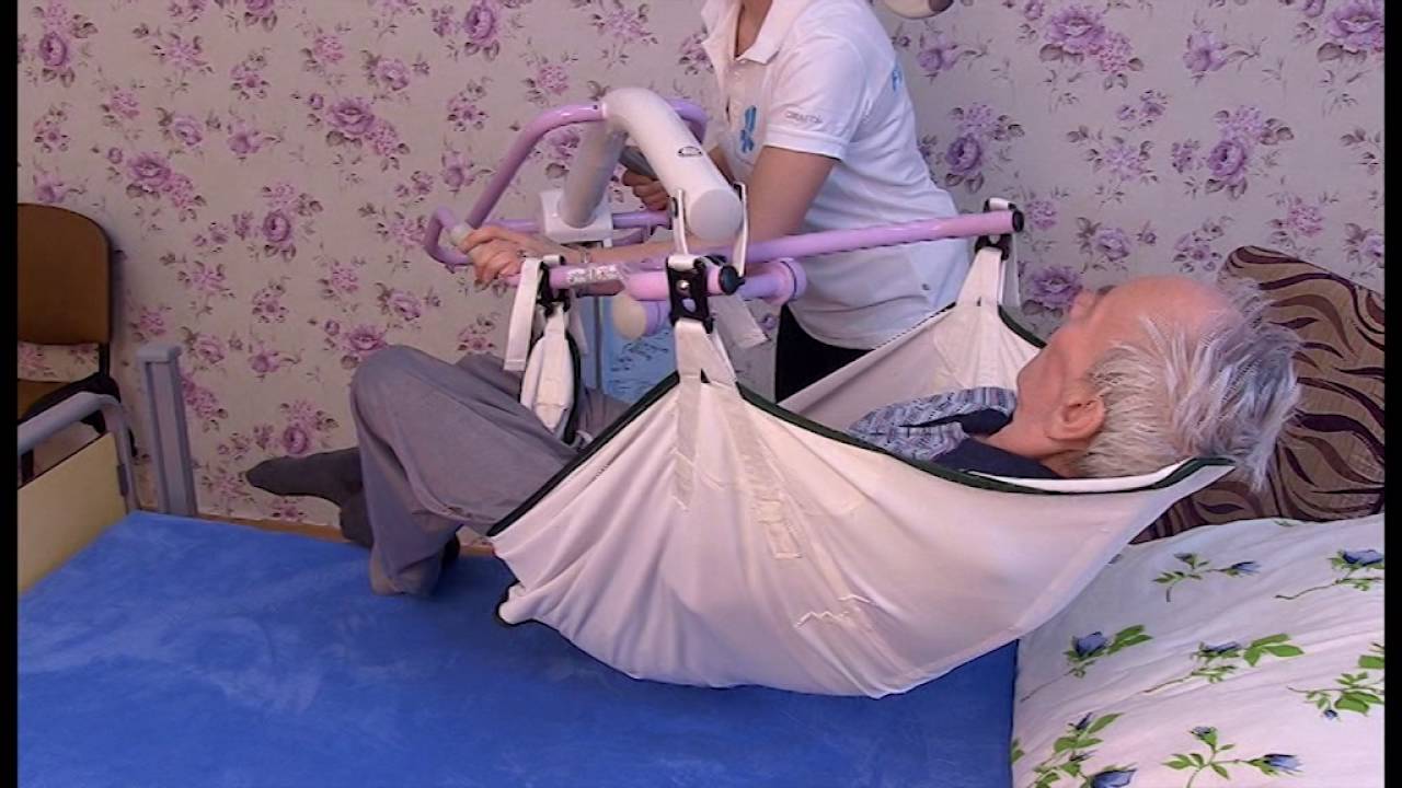 Przenoszenie chorego przy pomocy dźwigu - YouTube Edukacja Pacjenta Ze Stwardnieniem Rozsianym