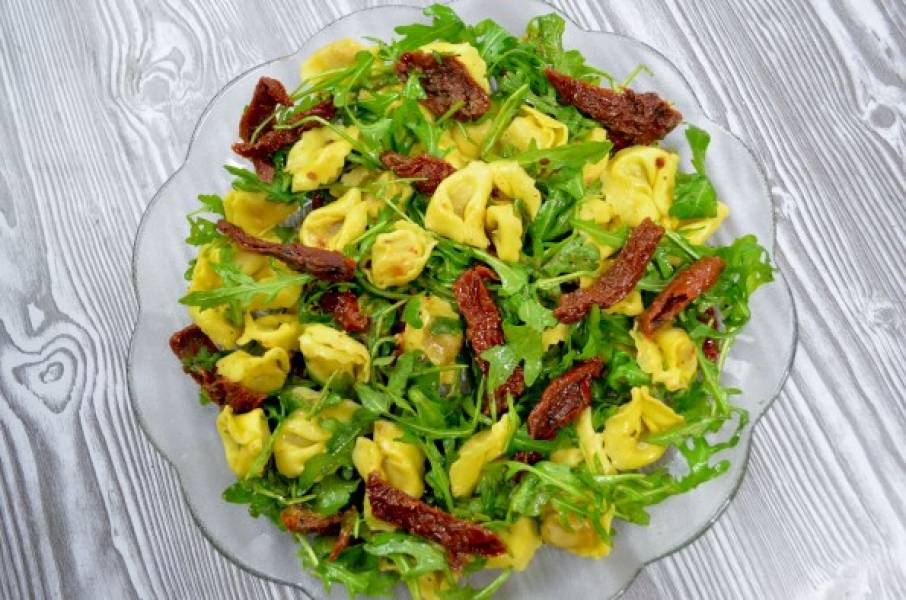 Przepis na Sałatka z tortellini, suszonymi pomidorami i rukolą + film Salatka Z Tortellini Z Rukola