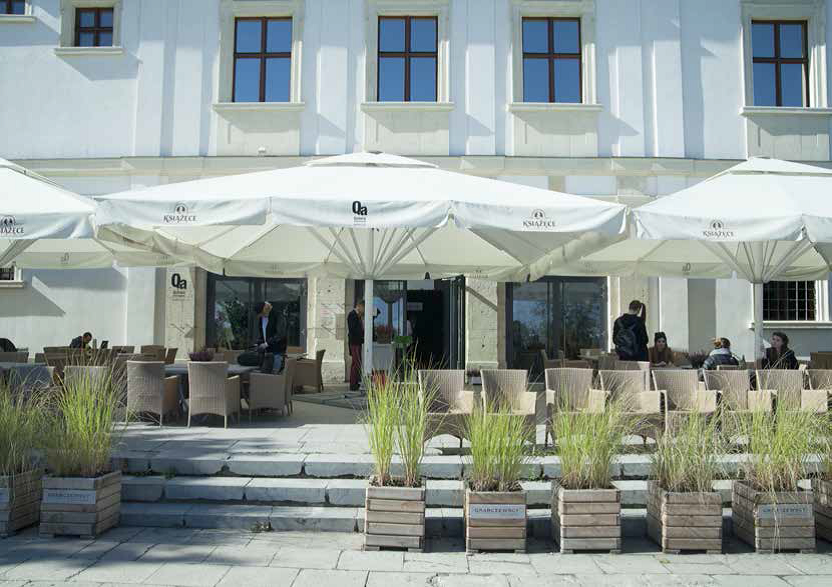 Qchnia Artystyczna i pokaz Halens | Table decorations, Outdoor decor Qchnia Artystyczna Zamek Ujazdowski Jazdów Warszawa