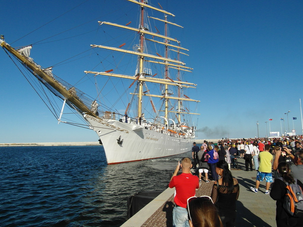 Segelschulschiff DAR MLODZIEZY beim Ablegen in Gdynia (PL)… | Flickr Logo światowych Dni Młodzieży W Panamie