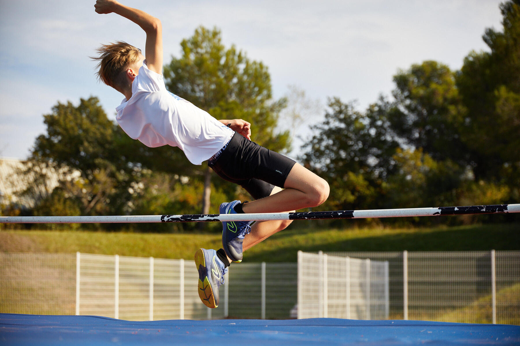 Skok wzwyż – co to za konkurencja sportowa? Na czym polega? Zawodnik Skaczacy Wzwyz Potrafi Przy Odbiciu Nadac Swojemu Cialu
