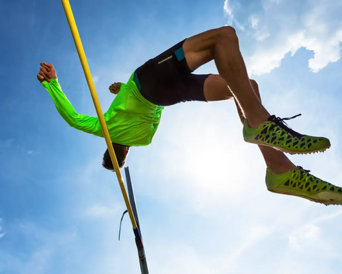 Skok wzwyż – co to za konkurencja sportowa? Na czym polega? Zawodnik Skaczacy Wzwyz Potrafi Przy Odbiciu Nadac Swojemu Cialu