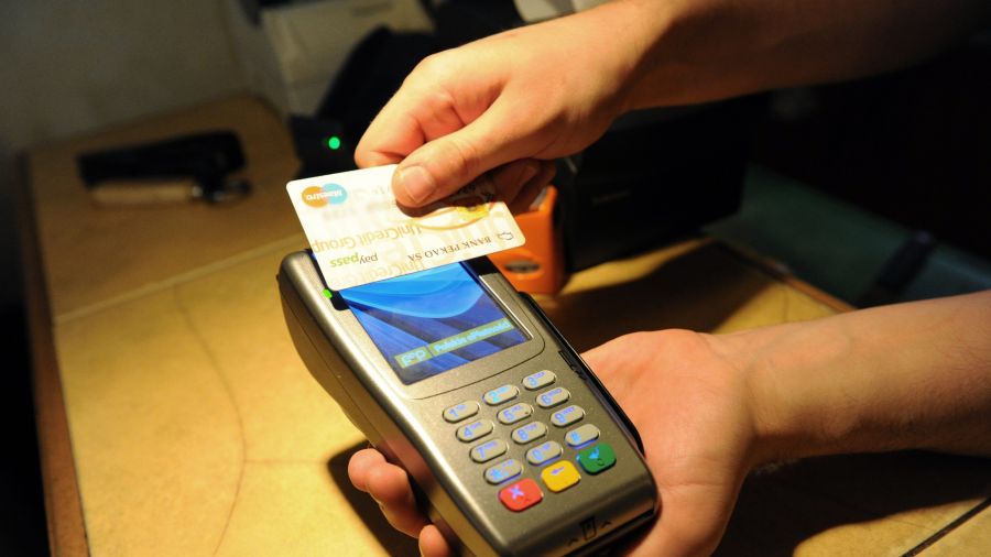 Skorzystała z cudzej karty bankomatowej 111 razy Kradzież Karty Bankomatowej Kwalifikacja Prawna