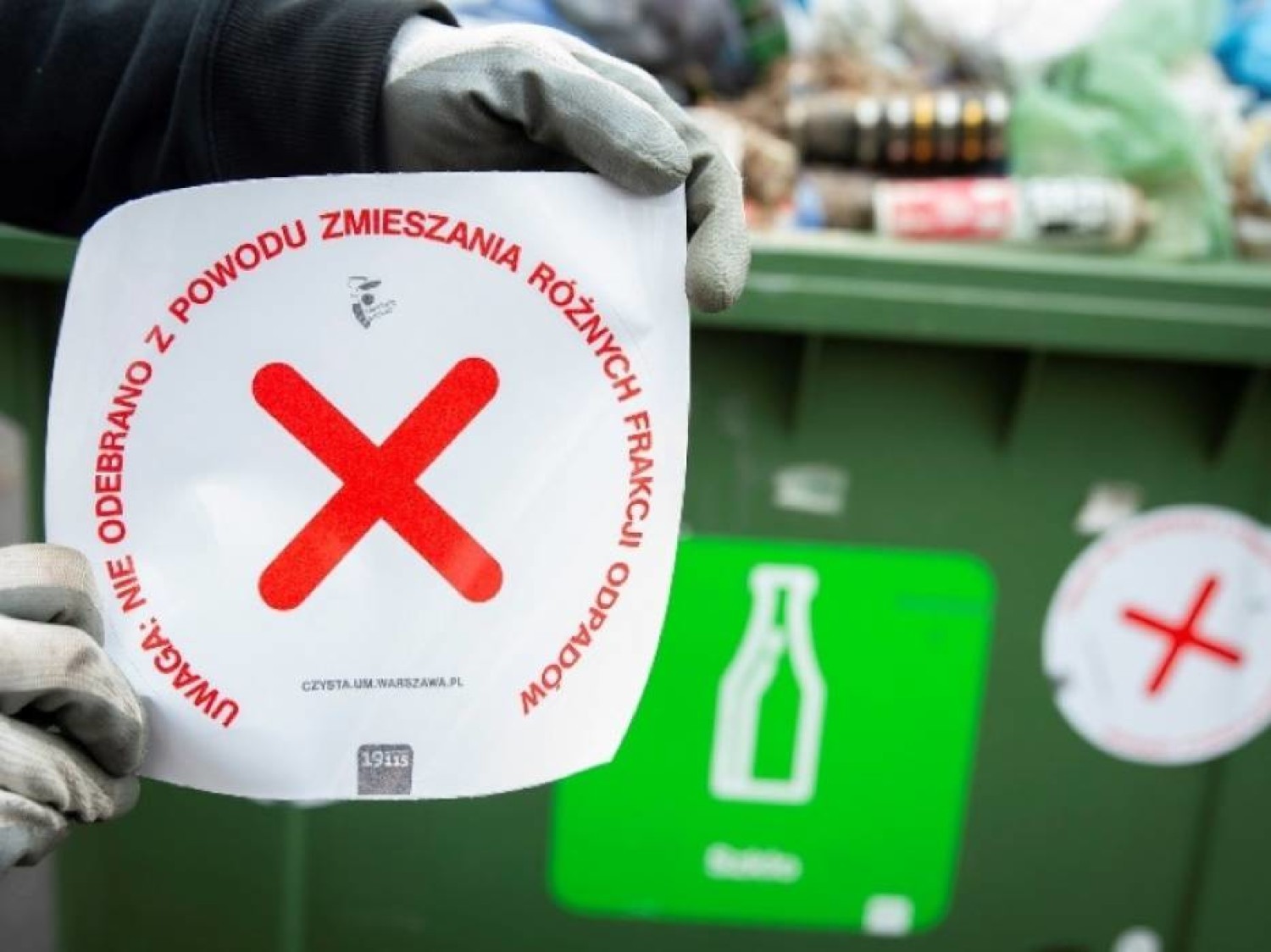 Śmieci "wylewające" się z koszy, brak pojemników do segregacji i Napisz List Oficjalny O Brak Koszy Do Segregowania śmieci