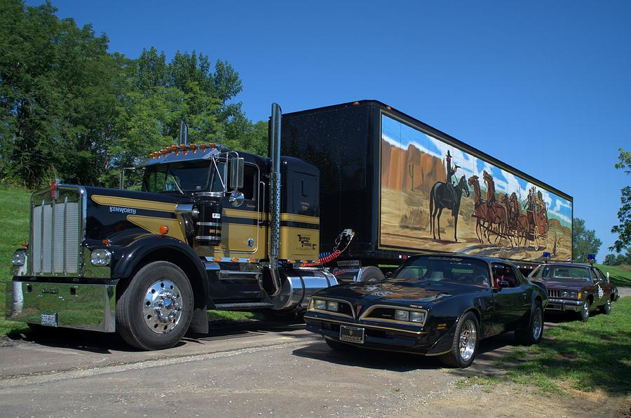 Smokey And The Bandit Tribute 1973 Kenworth Semi Truck And The Bandit Smokey And The Bandit Truck