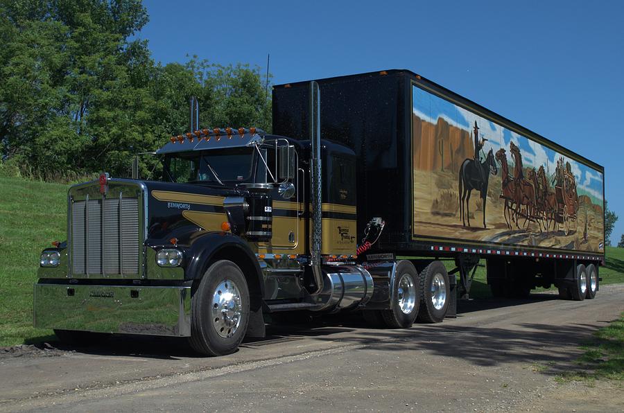 Smokey And The Bandit Tribute 1973 Kenworth W900 Black And Gold Semi Smokey And The Bandit Truck