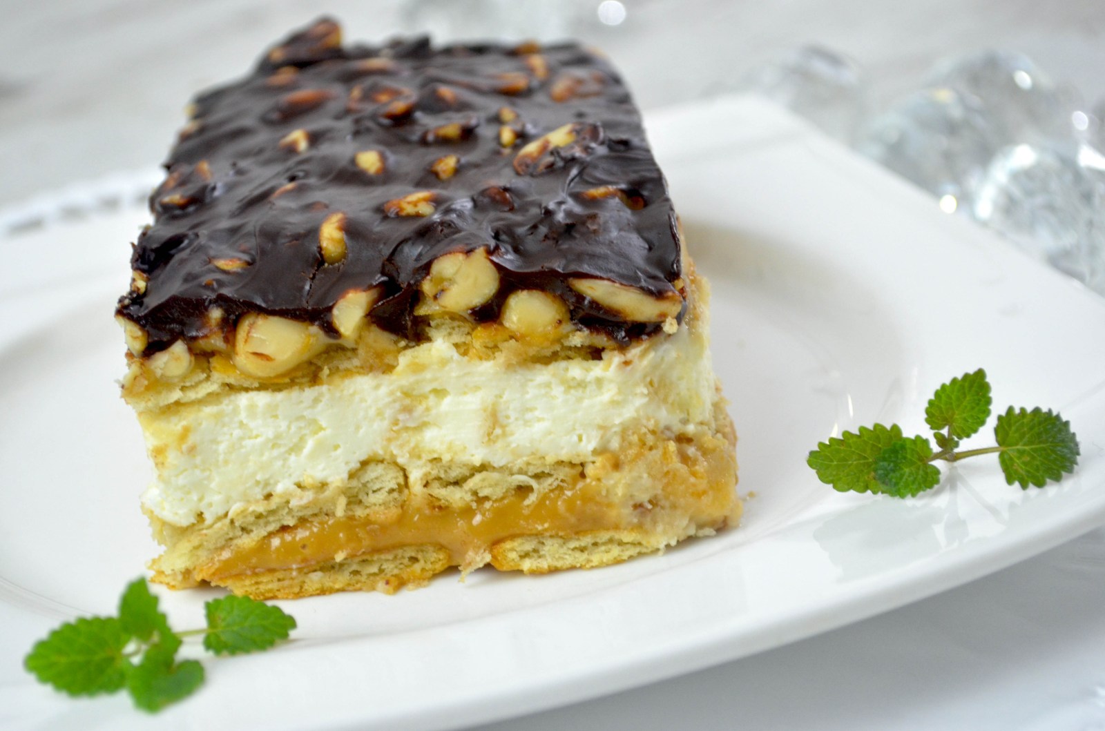 Snickers z mascarpone bez pieczenia + film - Smakowite Dania Snickers Z Mascarpone Bez Pieczenia