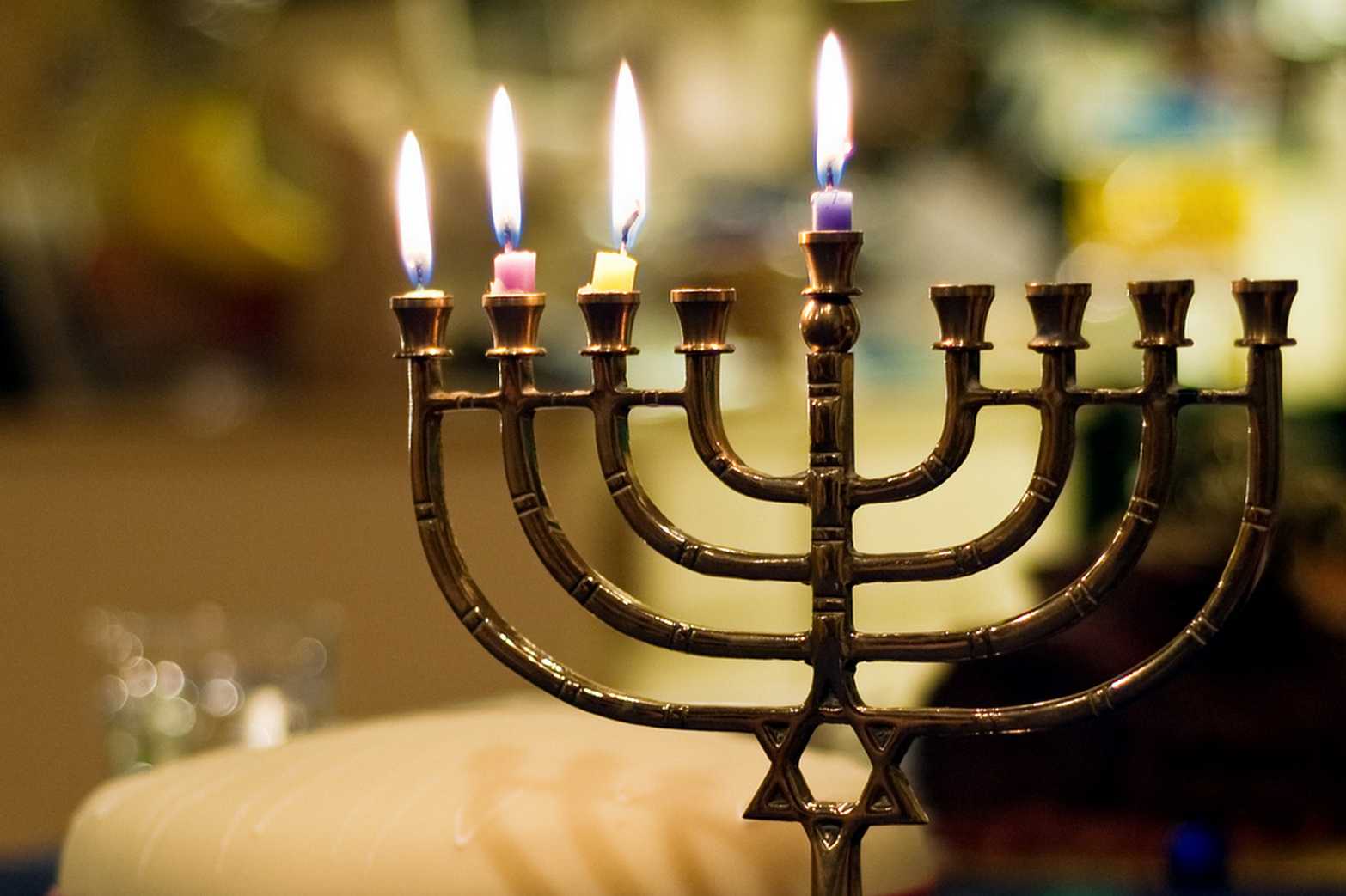 Students light the menorah to celebrate Hanukkah – The Foothill Dragon Kraj Z Menora W Godle