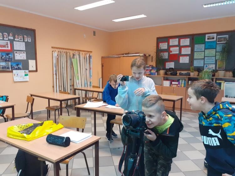 Studio telewizyjne na lekcji języka polskiego w klasie V - Zespół Szkół Zespół Szkół W Cedrach Małych