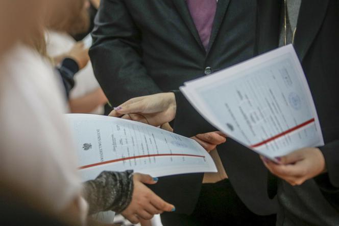 Świadectwo z czerwonym paskiem w 2022 roku - ZASADY. Od ilu jest pasek Od Ilu Jest Pasek Na świadectwie