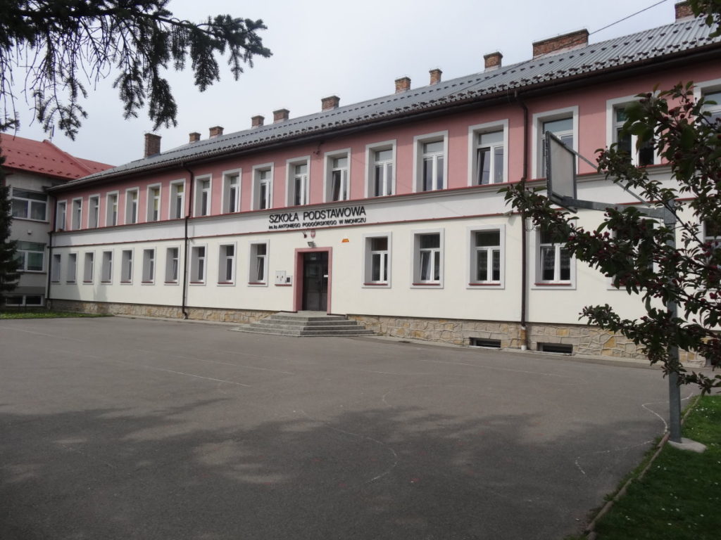 Szkoła Podstawowa W Iwoniczu Zdroju