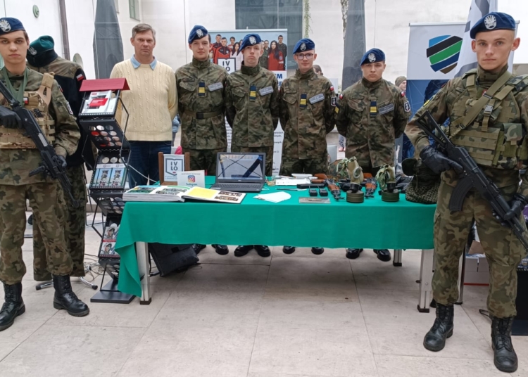 Targi pracy w Piotrkowie Trybunalskim. Możliwością służby mundurowe Państwowa Inspekcja Pracy W Piotrkowie Trybunalskim