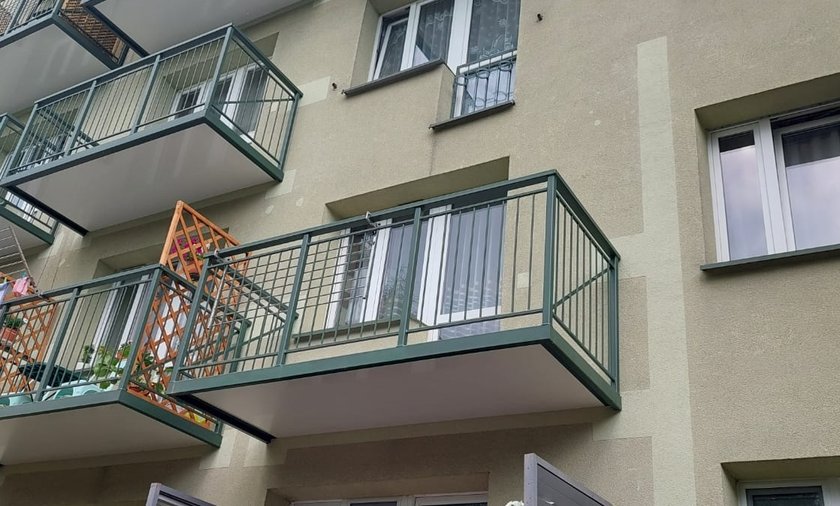 Tarnów. Spółdzielnia dobudowała balkony do bloku. Jak dobudować balkon? Kratka ściekowa W Starym Bloku