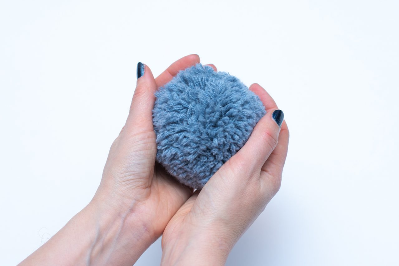 Tutorial: Jak zrobić szybki pompon do dzianinowej czapki | My Star Idea Jak Sie Robi Pompon Do Czapki