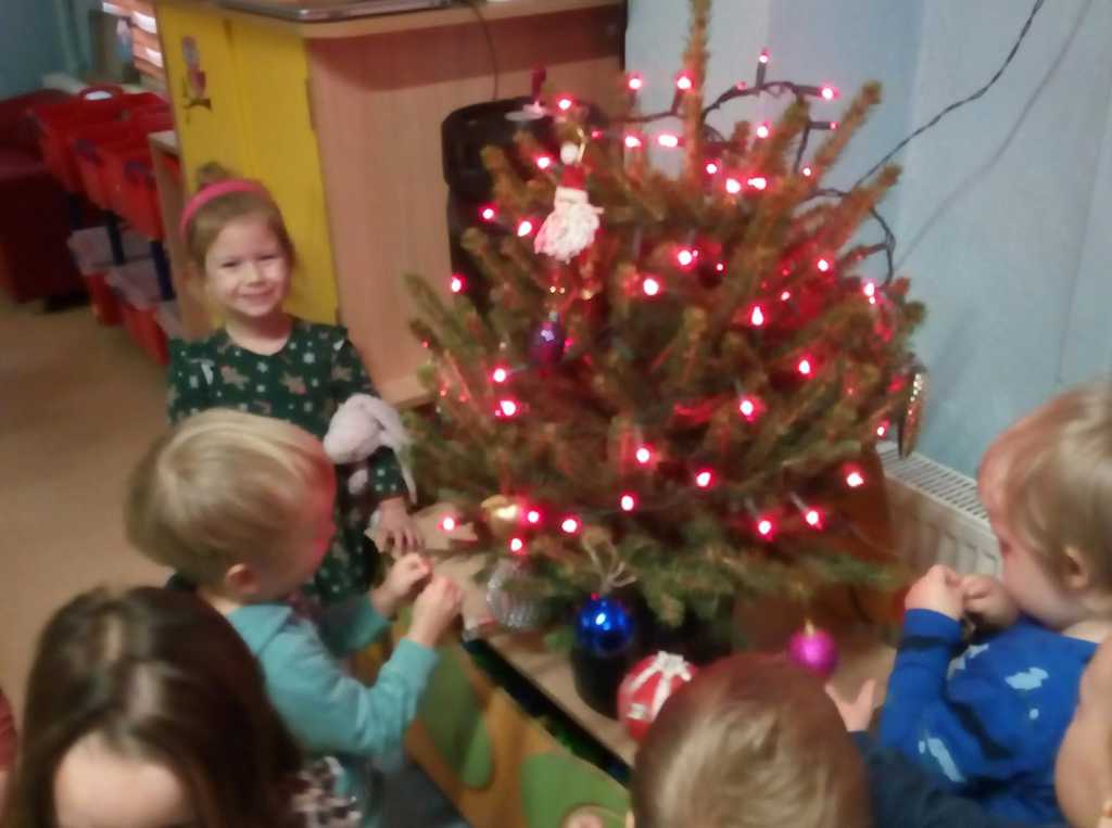 Ubieranie choinki w grupie Biedronki - Przedszkole Publiczne nr 44 „Promyk” Ubieramy Choinkę Scenariusz Zajęć W Przedszkolu