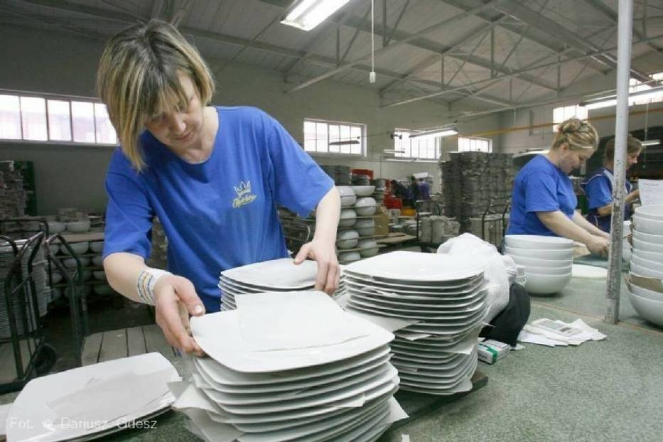 Upada Zakład Porcelany Stołowej Karolina w Jaworzynie Śląskiej. Dzisiaj Wiązanie Pospolite Grubości 2 Cegły