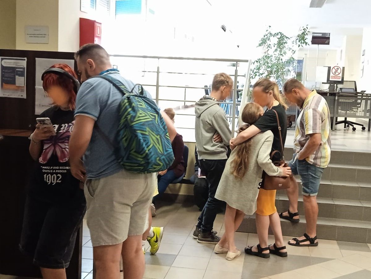 W kolejce trzeba odstać nawet 5 godzin. Udogodnienia? Działają, jak Jak Komuniści Przejęli Władzę W Polsce