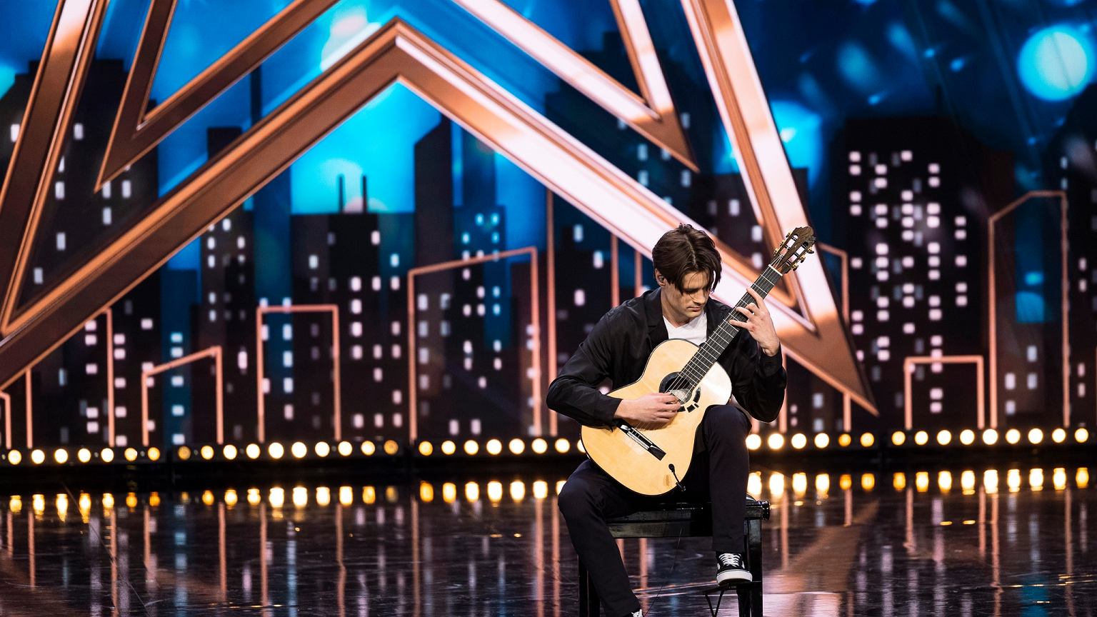 Co Oznacza Złoty Przycisk W Mam Talent