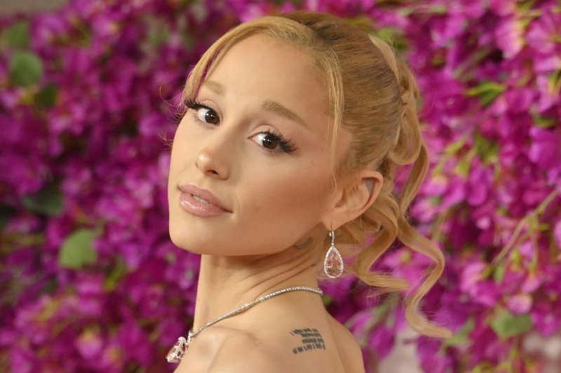 Watch: 'Wicked' teaser showcases Ariana Grande's Glinda - UPI.com Na Co Ma Uczulenie Ariana Grande
