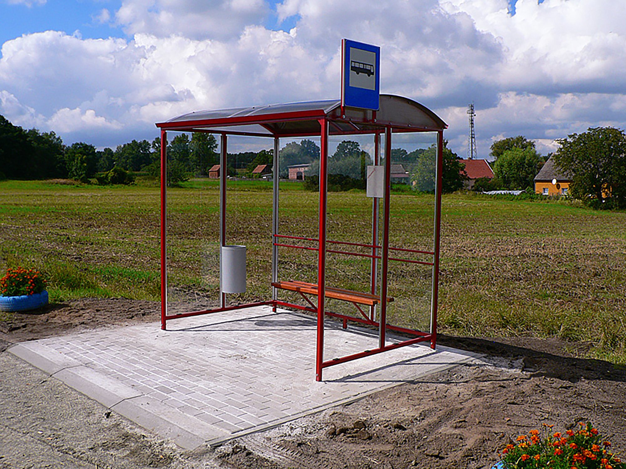 Wiaty przystankowe, autobusowe - Omega Partner Przystanek Autobusowy Znajduje Się Przy Prostokątnym Skwerze