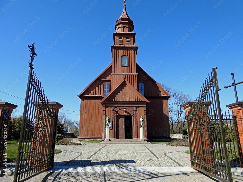 wybudowany w 1920 roku drewniany kosciol katolicki pod wezwaniem Kosciol Polsko Katolicki A Rzymskokatolicki