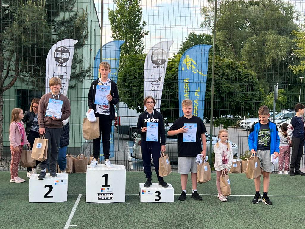 Zakończenie sezonu pływackiego w Klubie Sportowym SKIMKA. | Urząd W Klubie Sportowym Na Trzech Półkach Ustawiono 42 Puchary