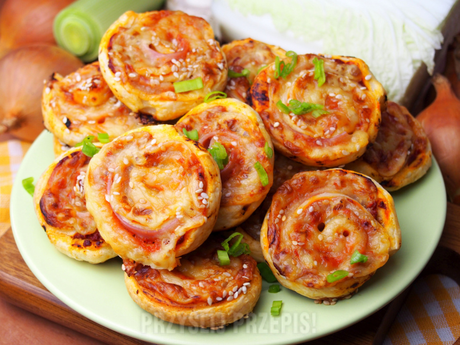 Zakręcone pizzerinki z ciasta francuskiego - przepis - PrzyslijPrzepis.pl Pizzerinki Z Ciasta Francuskiego Przepis