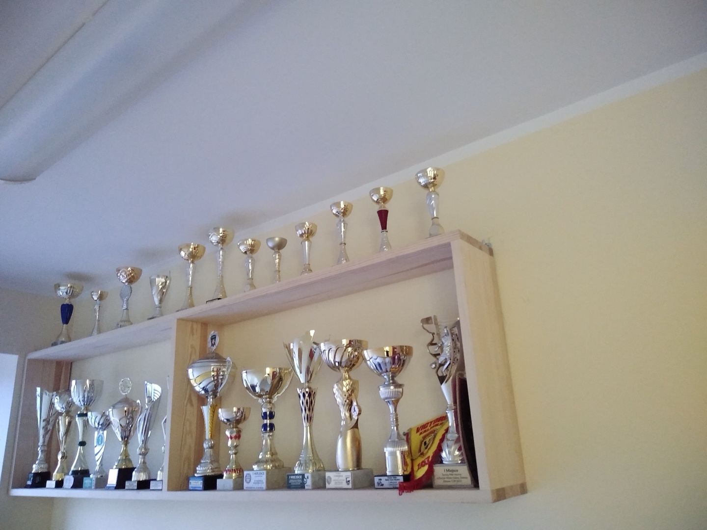 Zespół Kształcenia i Wychowania im. Jana Pawła II w Starej Kiszewie W Klubie Sportowym Na Trzech Półkach Ustawiono 42 Puchary